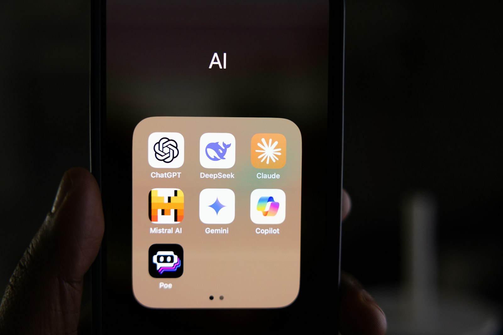 Smartphone met AI-apps, waaronder Mistral AI, ChatGPT en Claude