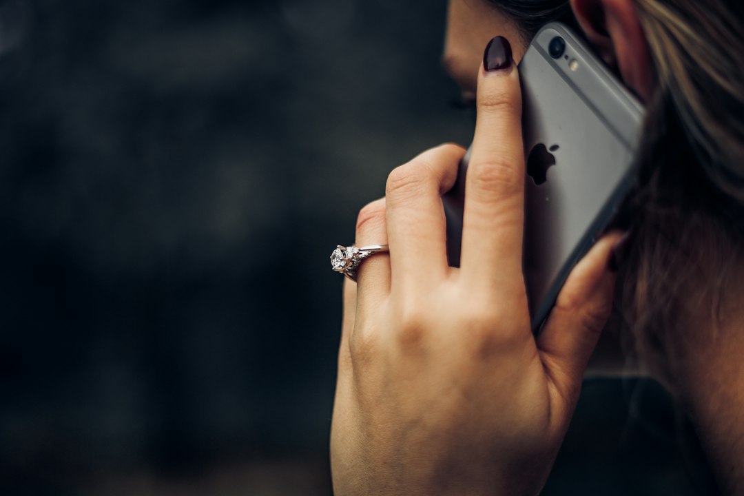 Een vrouw die aan het bellen is met haar telefoon