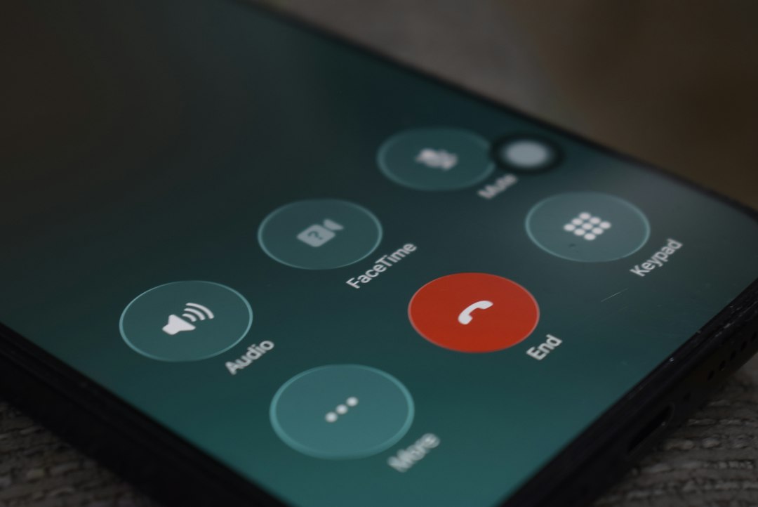 Smartphonescherm met een belscherm en ronde knoppen voor audio en videobellen